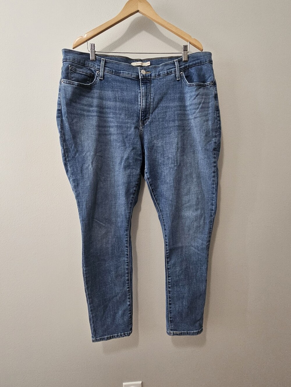 Levi's Women's Skinny Jeans in Medium Blue Wash